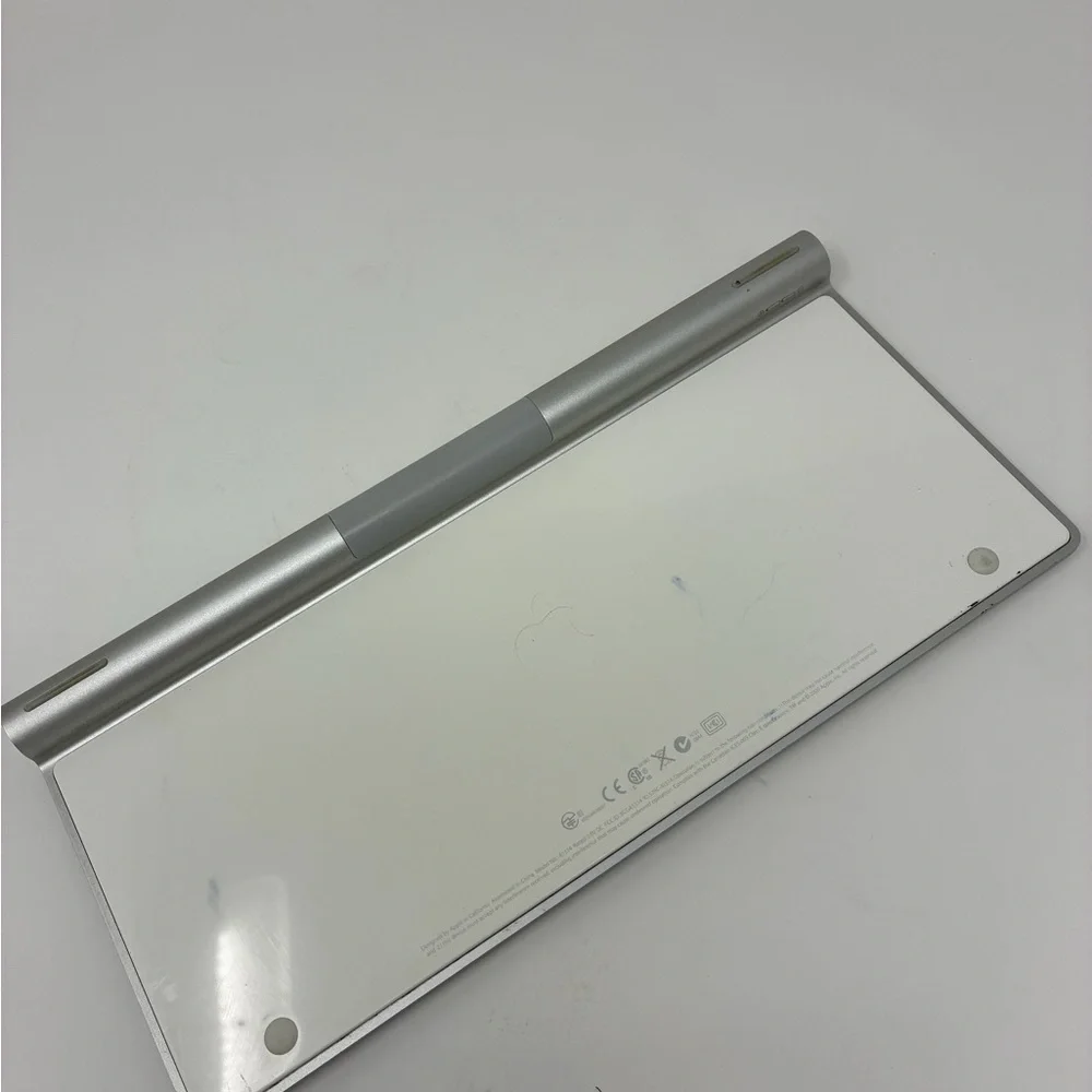 Apple A 1314 Wireless Slim Aluminum Keyboard - Silver and White Battery